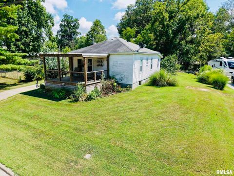 Tiny photo for 1104 W WEBSTER Street, Benton, IL 62812 (MLS # EB459163)