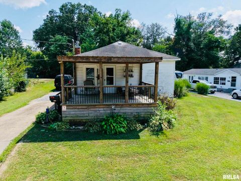 Photo of 1104 W WEBSTER Street, Benton, IL 62812 (MLS # EB459163)