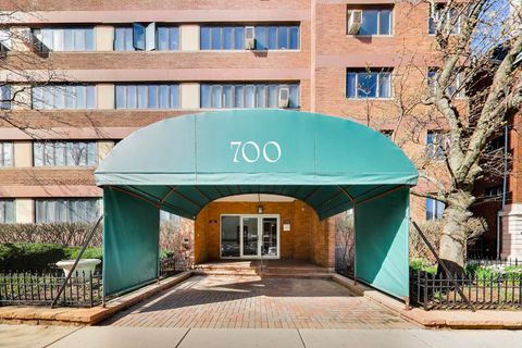 Tiny photo for 700 W Bittersweet Place #210, Chicago, IL 60613 (MLS # 12628014)