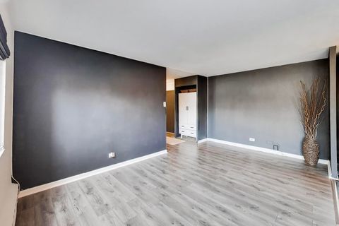 Tiny photo for 700 W Bittersweet Place #210, Chicago, IL 60613 (MLS # 12628014)