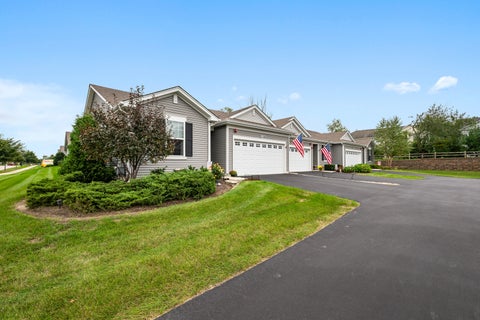 Tiny photo for 230 Sussex Court, North Aurora, IL 60542 (MLS # 12767496)