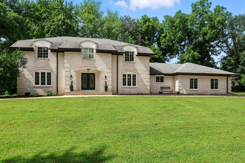 Photo of 26 Briarwood Lane, Bettendorf, IA 52722 (MLS # 12603320)