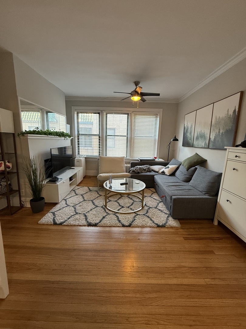 627 W ROSCOE Street B3