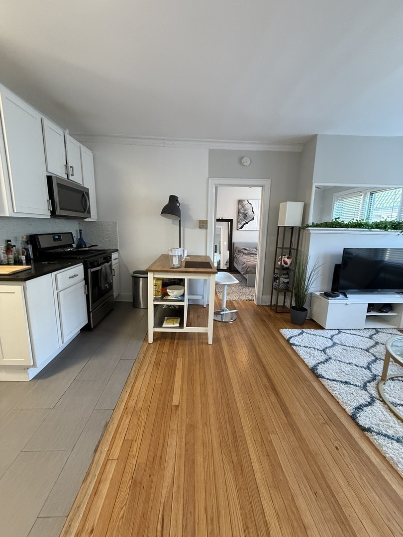 627 W ROSCOE Street B3