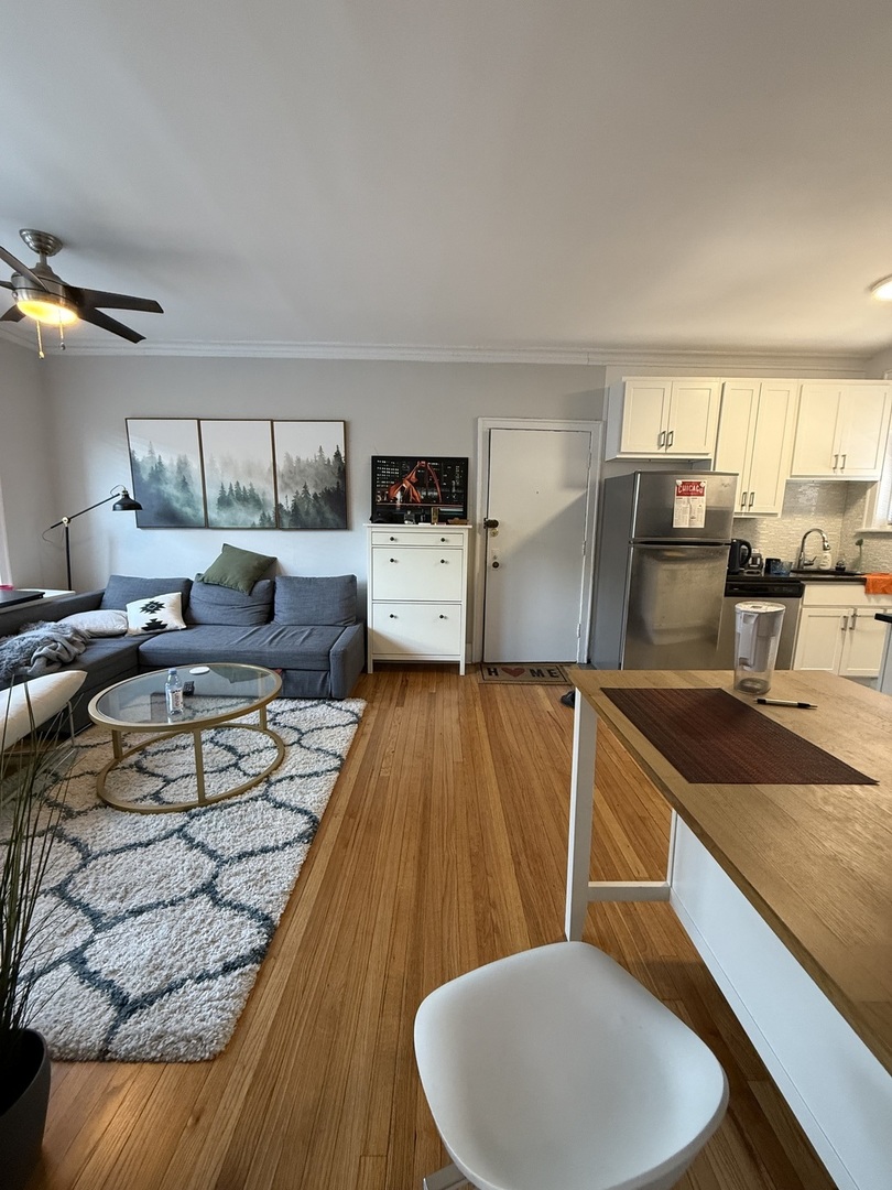 627 W ROSCOE Street B3