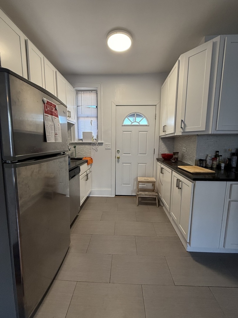 627 W ROSCOE Street B3