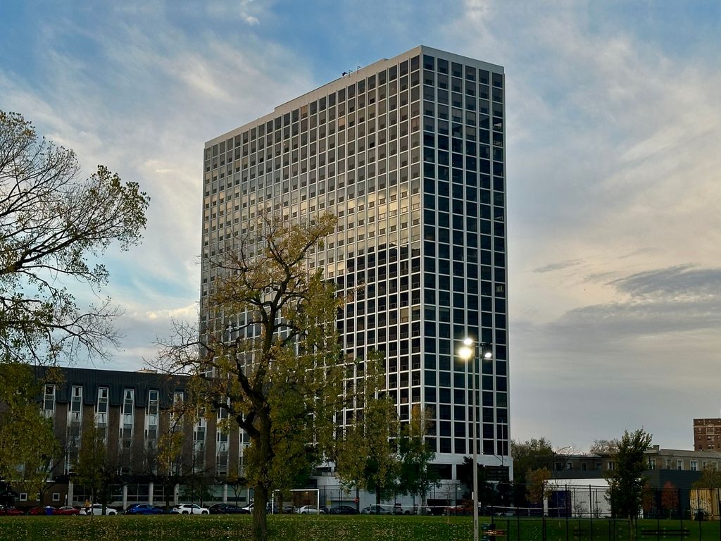 Photo for 4343 N Clarendon Avenue #2613, Chicago, IL 60613 (MLS # 12507006)