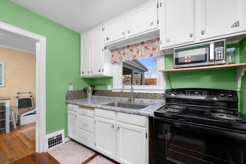 Tiny photo for 3105 Jefferson Avenue, Davenport, IA 52803 (MLS # 12575715)