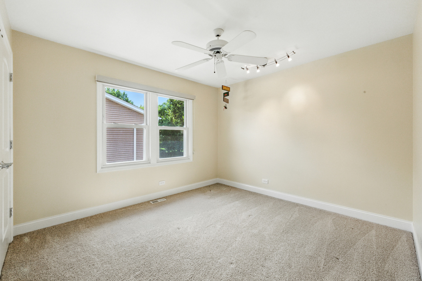 Elk Grove Village, Illinois 60007, United States, 4 Bedrooms Bedrooms, ,3 BathroomsBathrooms,Residential,Contingent,236169