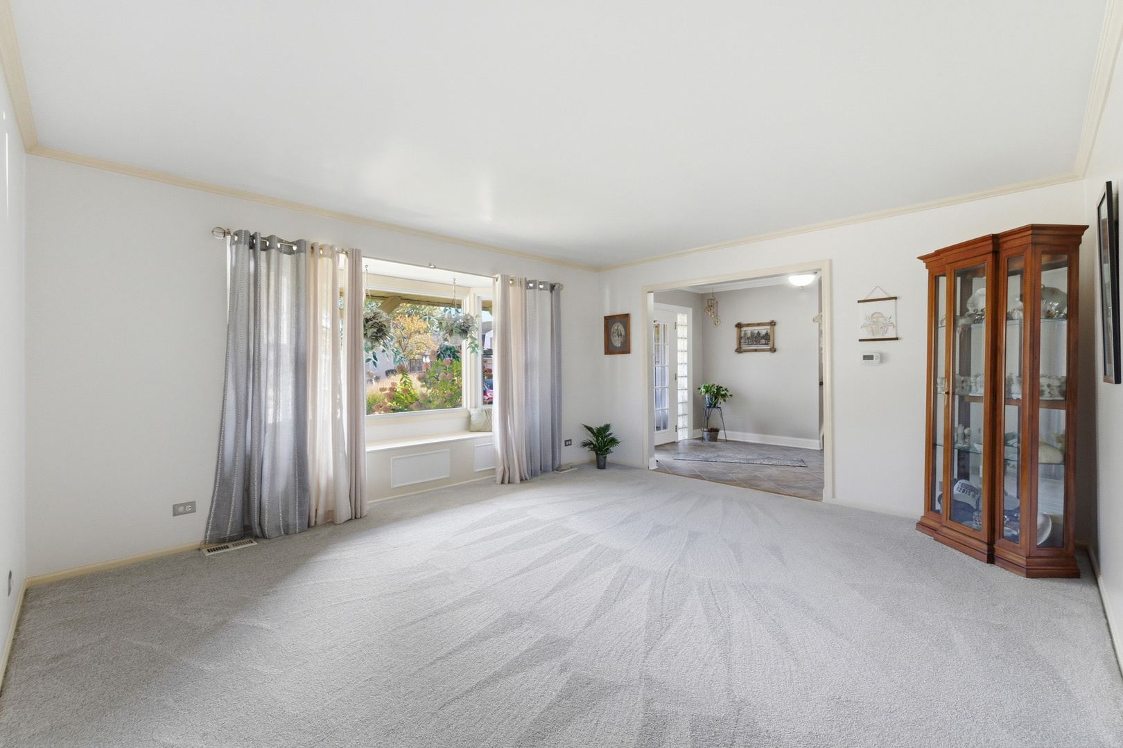 Elk Grove Village, Illinois 60007, United States, 4 Bedrooms Bedrooms, ,3 BathroomsBathrooms,Residential,Contingent,236169