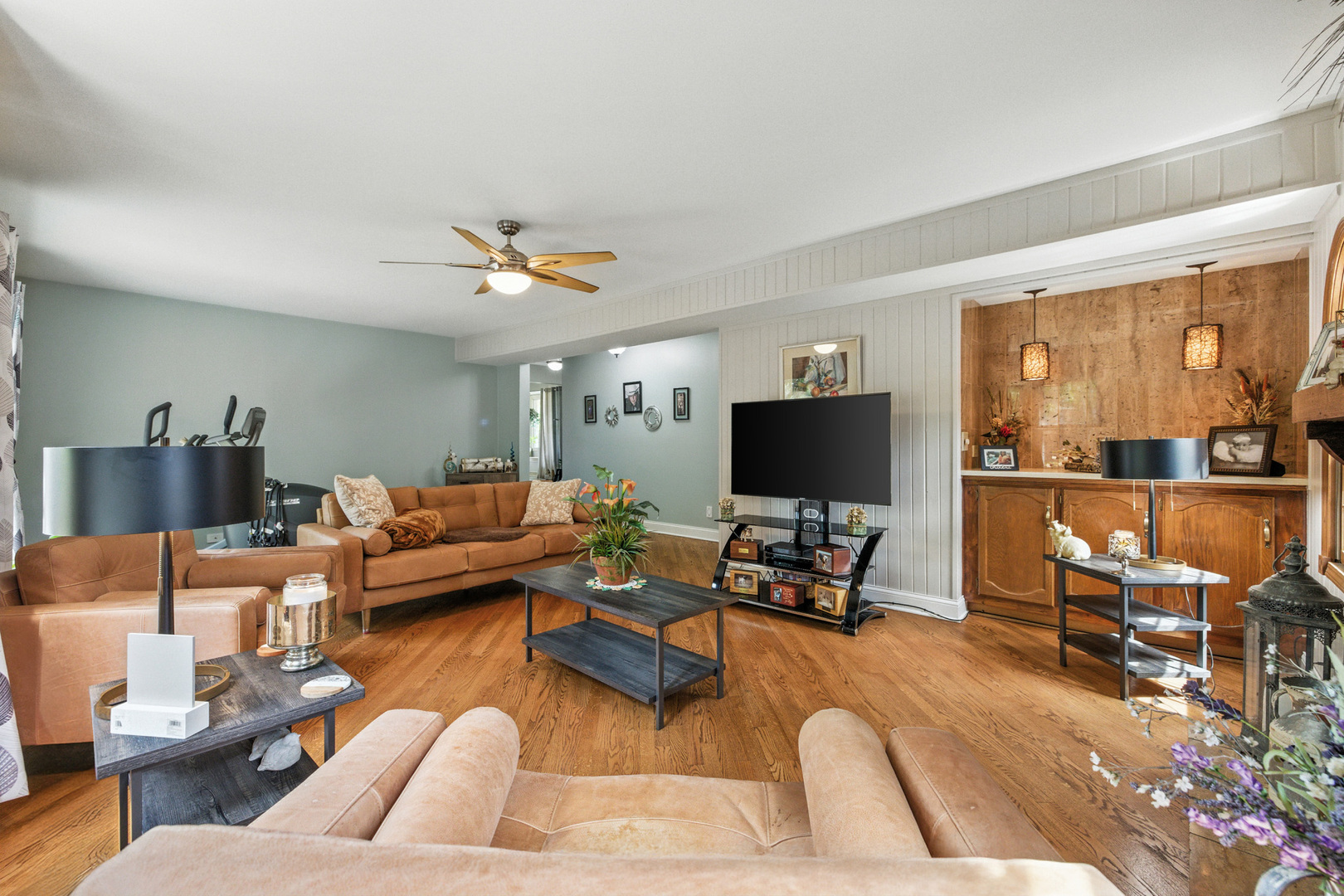 Elk Grove Village, Illinois 60007, United States, 4 Bedrooms Bedrooms, ,3 BathroomsBathrooms,Residential,Contingent,236169