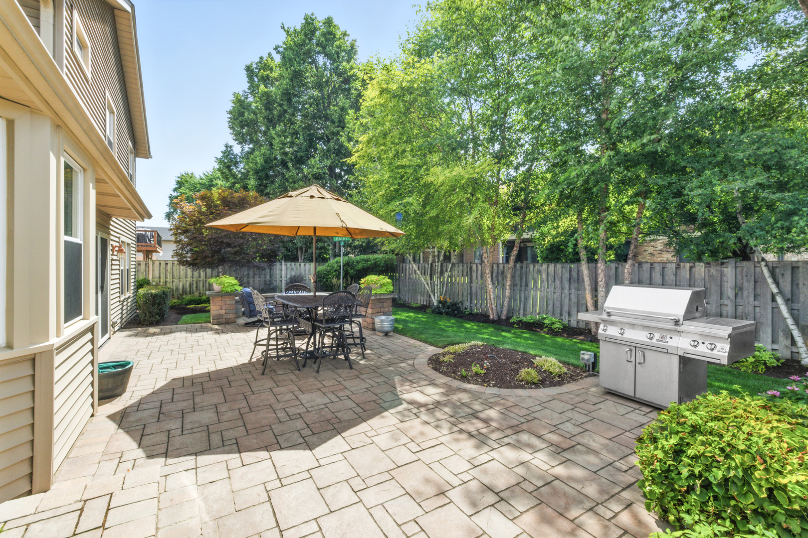 Elk Grove Village, Illinois 60007, United States, 4 Bedrooms Bedrooms, ,3 BathroomsBathrooms,Residential,Contingent,236169