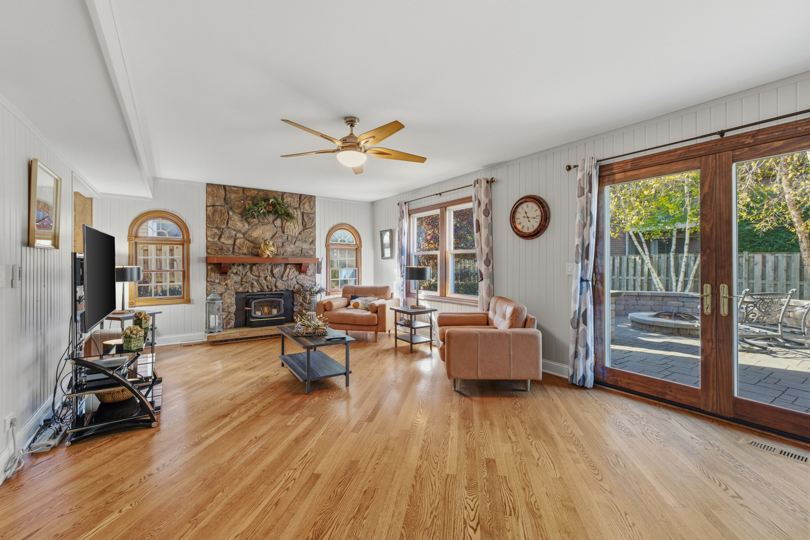 Elk Grove Village, Illinois 60007, United States, 4 Bedrooms Bedrooms, ,3 BathroomsBathrooms,Residential,Contingent,236169