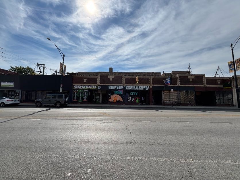 5523 W Chicago Avenue