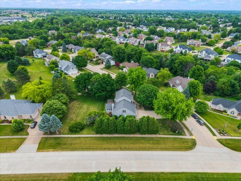 Tiny photo for 2520 Buckingham Avenue, Bettendorf, IA 52722 (MLS # 12667986)