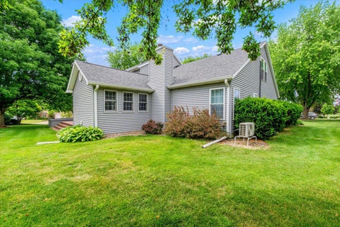 Tiny photo for 2520 Buckingham Avenue, Bettendorf, IA 52722 (MLS # 12667986)