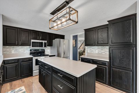 Tiny photo for 2520 Buckingham Avenue, Bettendorf, IA 52722 (MLS # 12667986)