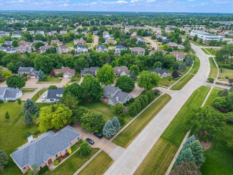 Tiny photo for 2520 Buckingham Avenue, Bettendorf, IA 52722 (MLS # 12667986)