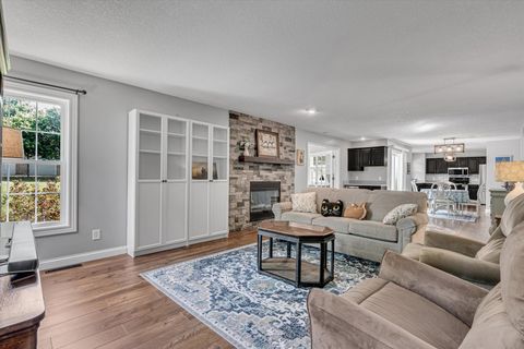 Tiny photo for 2520 Buckingham Avenue, Bettendorf, IA 52722 (MLS # 12667986)