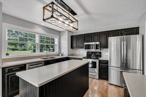 Tiny photo for 2520 Buckingham Avenue, Bettendorf, IA 52722 (MLS # 12667986)