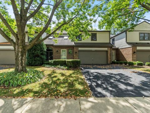Photo of 23W501 Green Trails Drive, Naperville, IL 60540 (MLS # 12486784)
