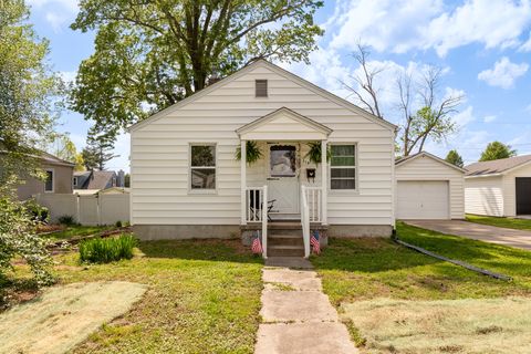 Photo of 318 S 3rd Street, Marion, IL 62959 (MLS # 12635665)