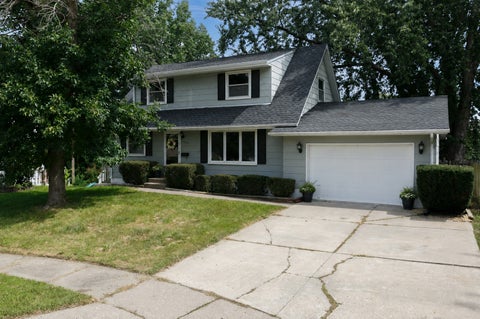 Photo of 4085 Kings Court, Bettendorf, IA 52722 (MLS # 12740954)