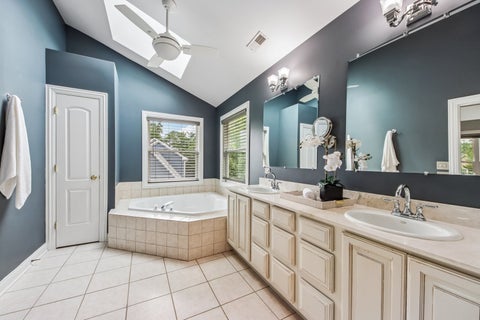 Tiny photo for 5 Park Place Circle, Hawthorn Woods, IL 60047 (MLS # 12734442)