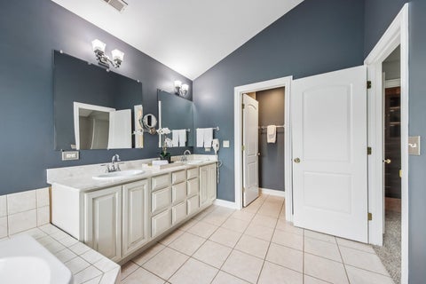 Tiny photo for 5 Park Place Circle, Hawthorn Woods, IL 60047 (MLS # 12734442)