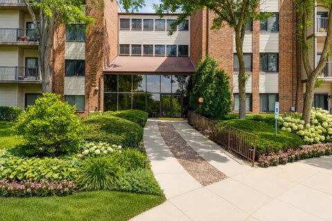 Photo of 3030 Pheasant Creek Drive #405, Northbrook, IL 60062 (MLS # 12738567)