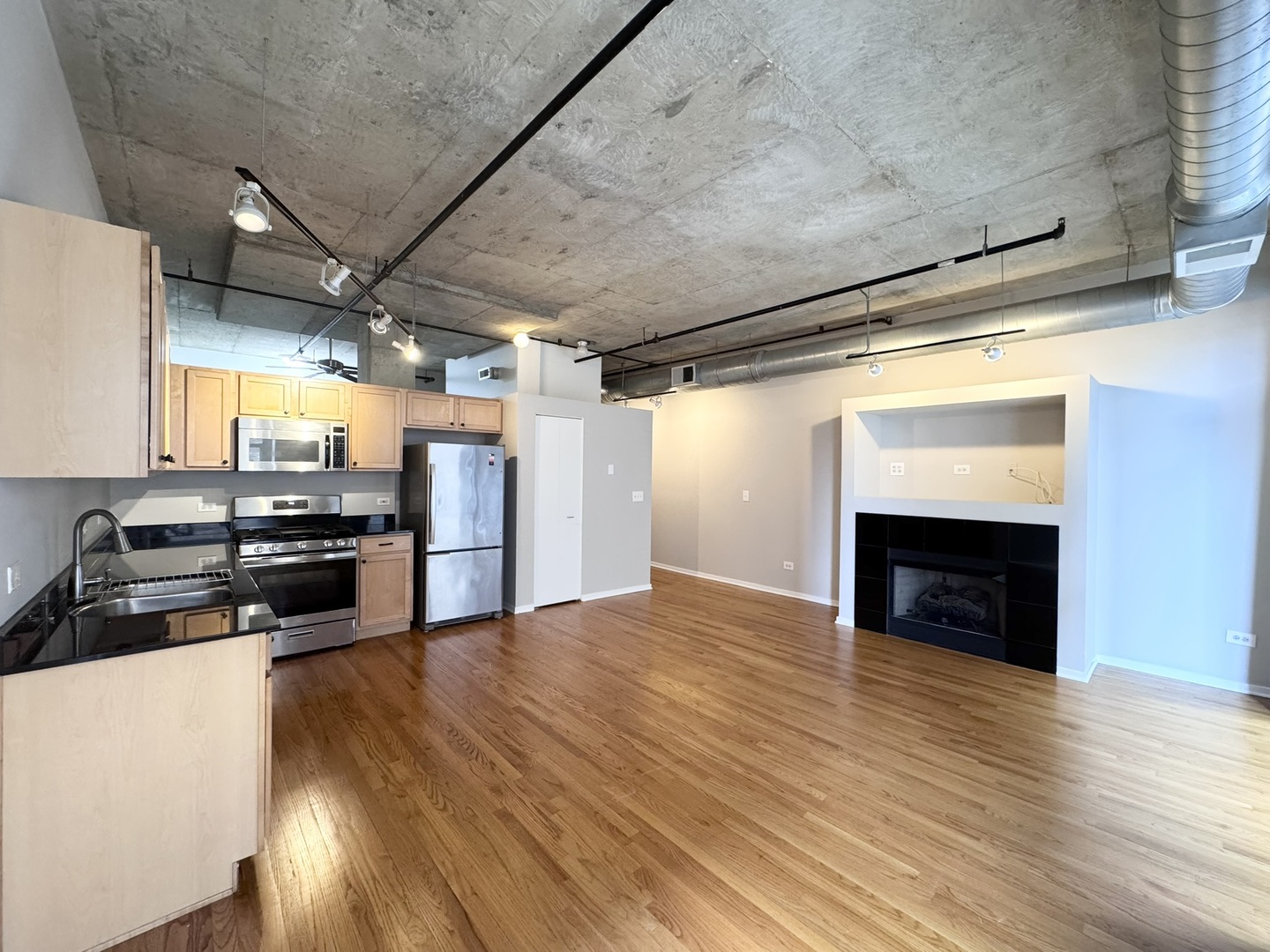 933 W Van Buren Street 424