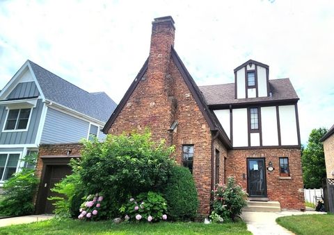 696 S Parkside Avenue Elmhurst IL 60126