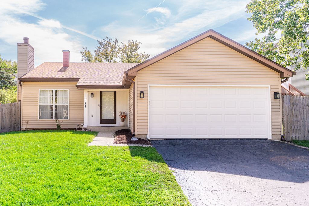 Photo for 947 Aspen Drive, Lombard, IL 60148 (MLS # 12505058)