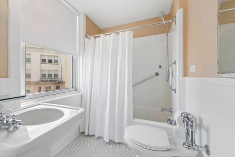 Tiny photo for 5555 N SHERIDAN Road #1811, Chicago, IL 60640 (MLS # 12611904)