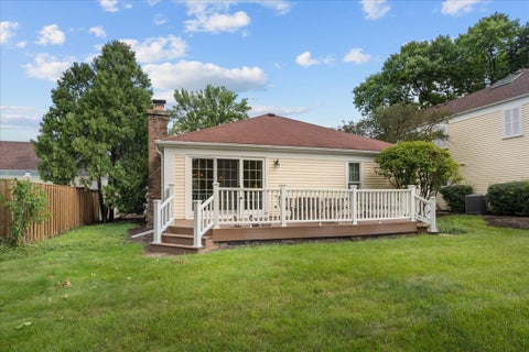 Tiny photo for 12 The Court Of Lagoon View VW, Northbrook, IL 60062 (MLS # 12756627)