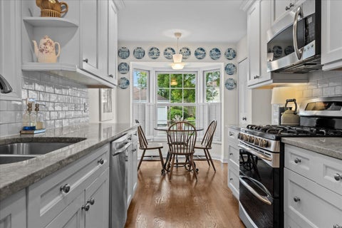 Tiny photo for 12 The Court Of Lagoon View VW, Northbrook, IL 60062 (MLS # 12756627)