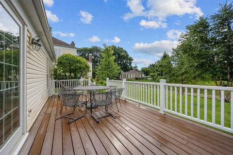 Tiny photo for 12 The Court Of Lagoon View VW, Northbrook, IL 60062 (MLS # 12756627)
