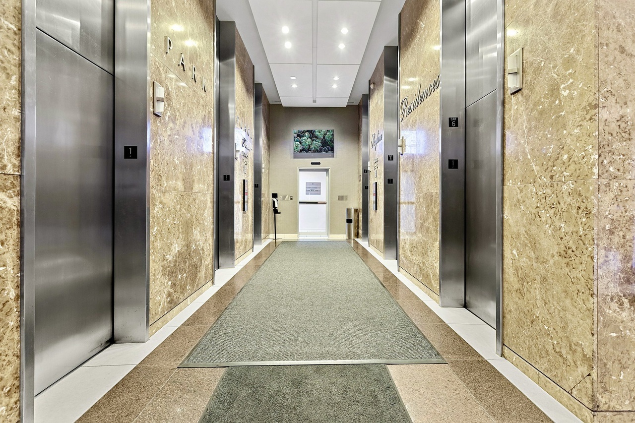 655 W IRVING PARK Road 3201