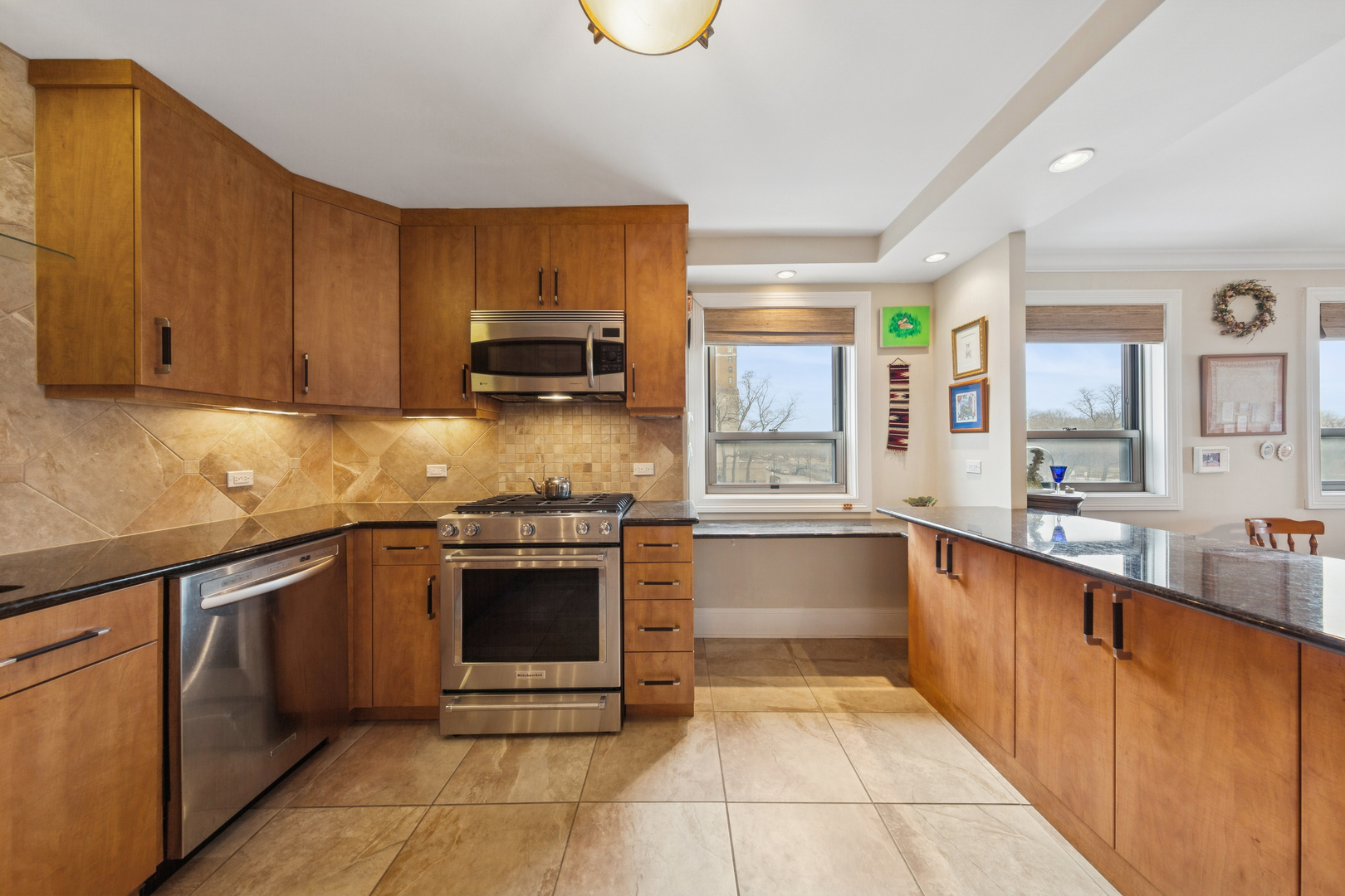 3470 N LAKE SHORE Drive 4C