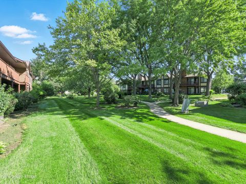 Tiny photo for 383 Sandhurst Circle #4, Glen Ellyn, IL 60137 (MLS # 12453522)