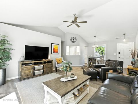Tiny photo for 383 Sandhurst Circle #4, Glen Ellyn, IL 60137 (MLS # 12453522)