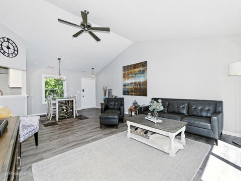 Tiny photo for 383 Sandhurst Circle #4, Glen Ellyn, IL 60137 (MLS # 12453522)