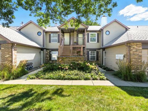 Photo of 383 Sandhurst Circle #4, Glen Ellyn, IL 60137 (MLS # 12453522)