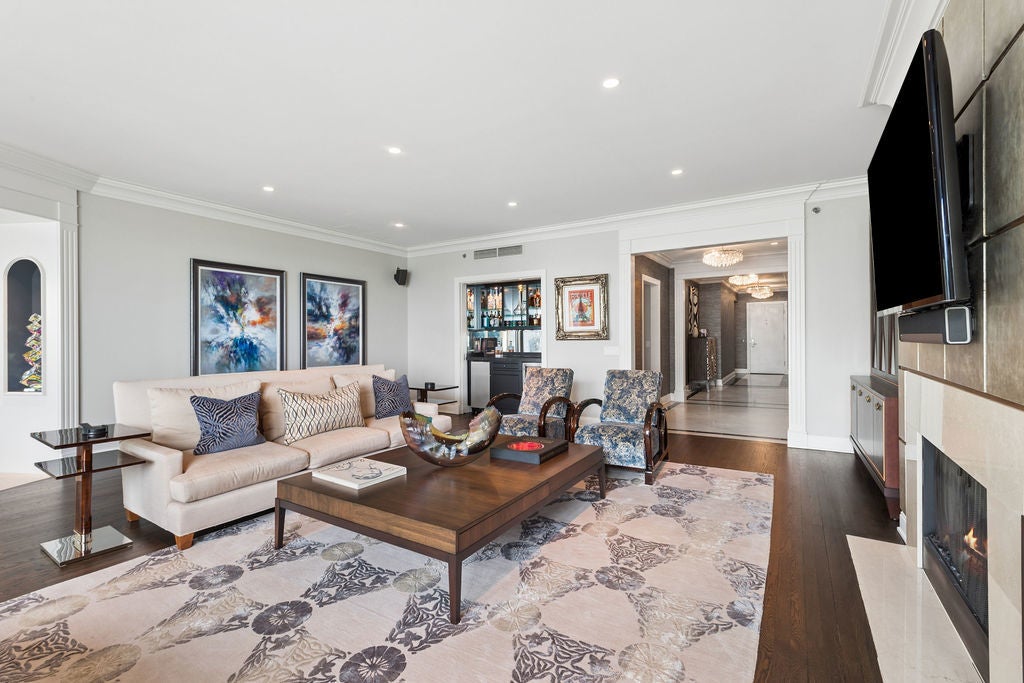 840 N LAKE SHORE Drive 401-402