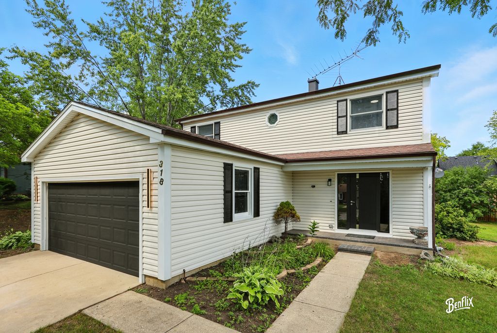 Photo for 318 Exmoor Drive, Streamwood, IL 60107 (MLS # 12460643)