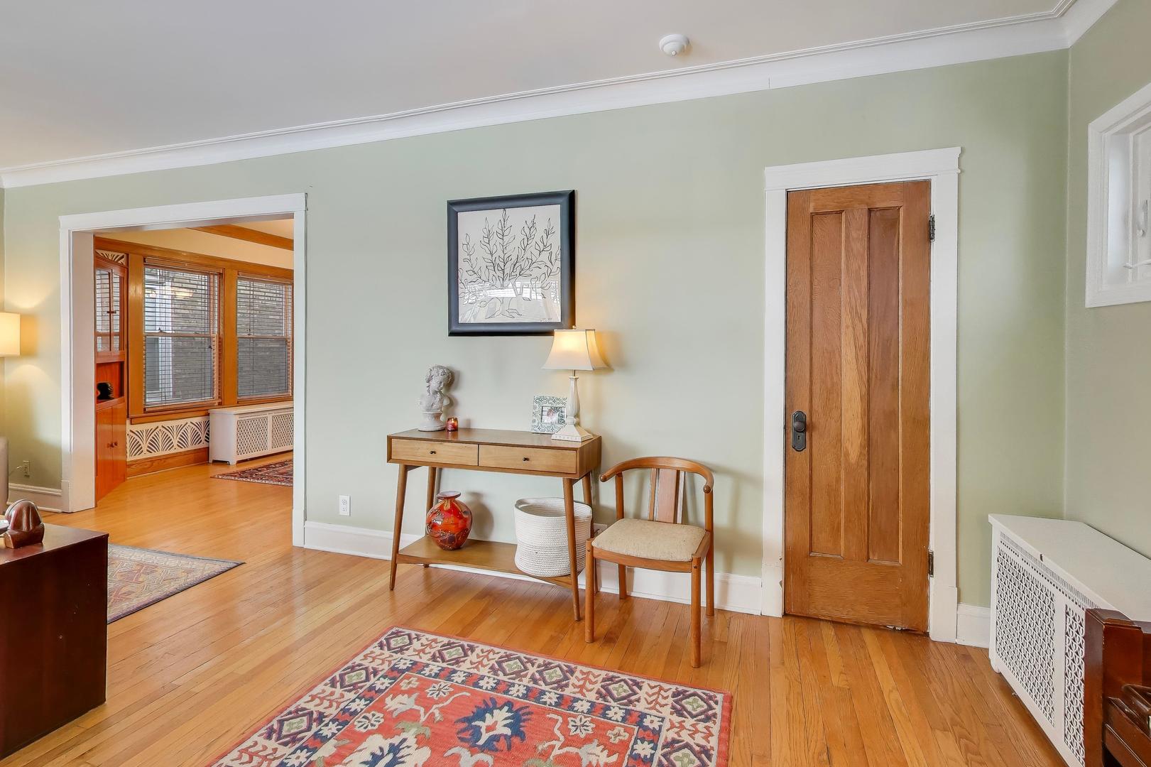 5814 N Sacramento Avenue