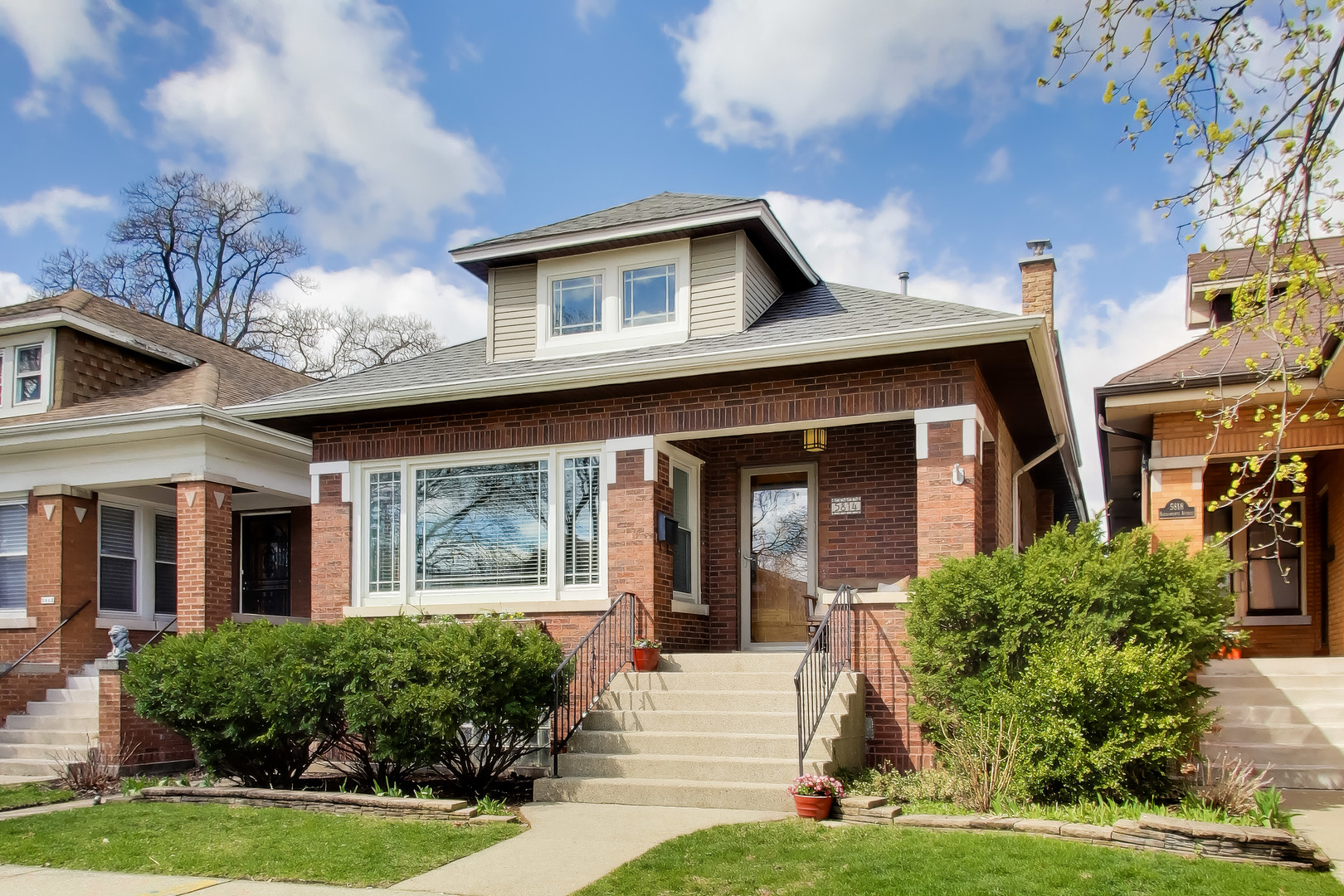 5814 N Sacramento Avenue