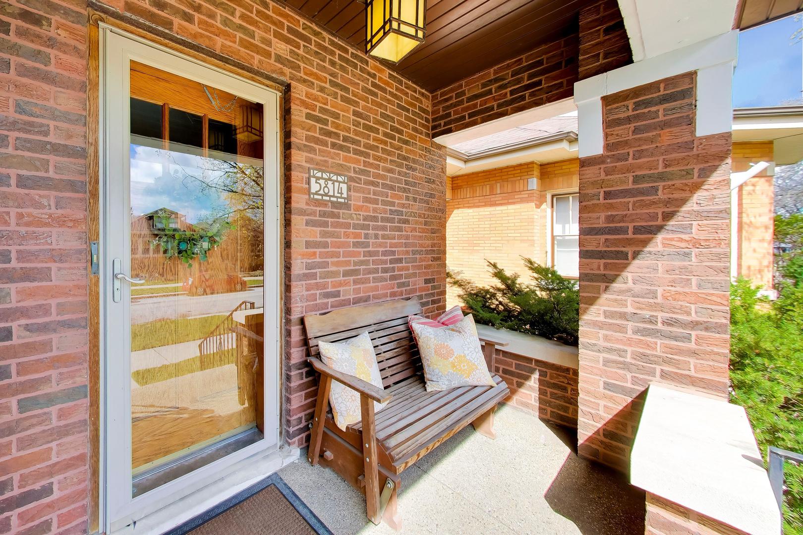 5814 N Sacramento Avenue