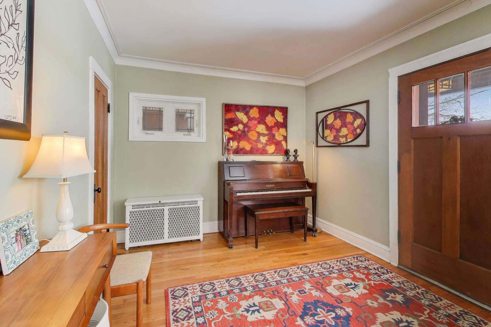 5814 N Sacramento Avenue