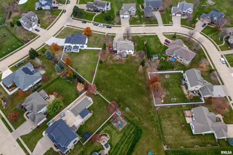 Tiny photo for 5726 New Castle Lane, Bettendorf, IA 52722 (MLS # QC4269849)